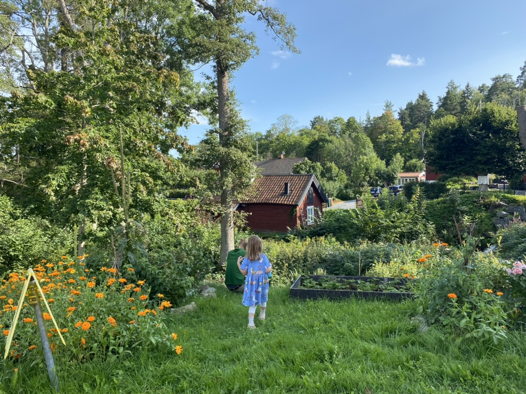 Firstborn with pappa while filming, while secondborn sleeping - beautiful summer memories 🥰