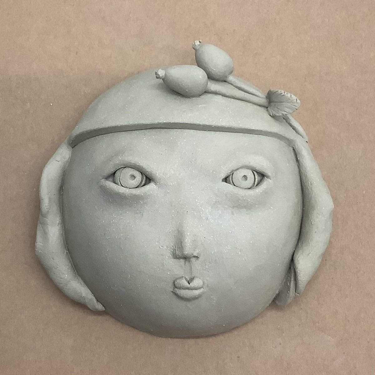 MidoriTakaki's tweet image. Winter walk. Rosehip. 
During my walks, the prettiest things are wild rosehips. They are orange red and shiny, much smaller than those of the garden varieties. Among bare branches and dark ivy leaves, the rosehips look like little princesses. 
#art #sculpture #ceramic