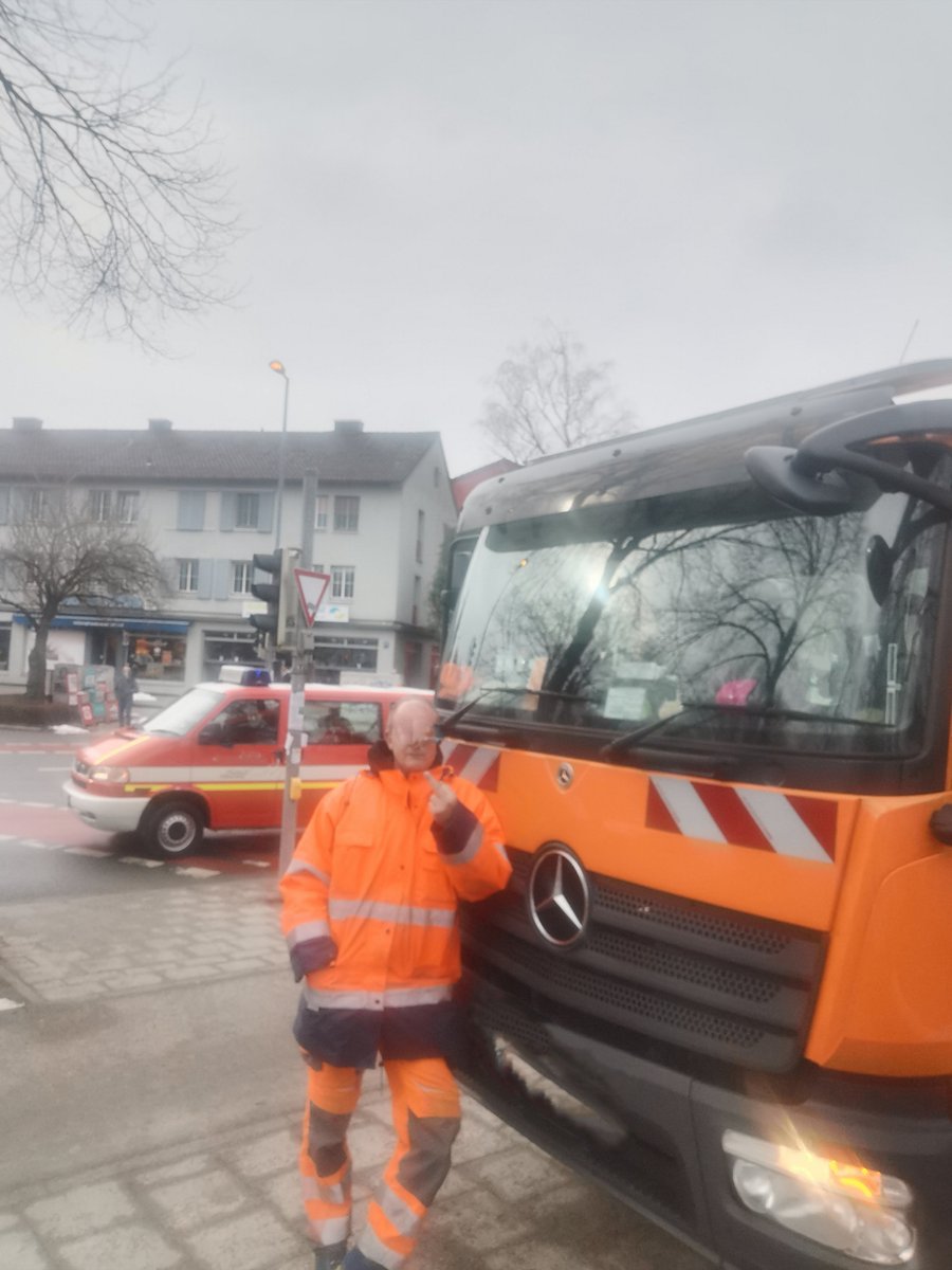 Patrick38875901's tweet photo. Wer Orange trägt hat einen schlechten Job? 

Falsch! Allein mein Dienstwagen ist mehr wert als dein erbärmliches  Leben du Loser.

#moneydom #geldherr #moneyslave #cashpig #sklave https://t.co/2Yk0L6bRav