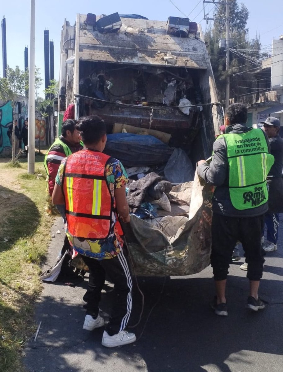 PrevencionNeza's tweet image. #Trabajo Comunitario | La Dirección de Prevención del Delito, Justicia Cívica  y áreas municipales 🏛️ realizaron limpieza y recuperación de espacios con apoyo de infractores, promoviendo entornos más limpios  y seguros.

m.facebook.com/story.php?stor…

 #PorAmorANeza