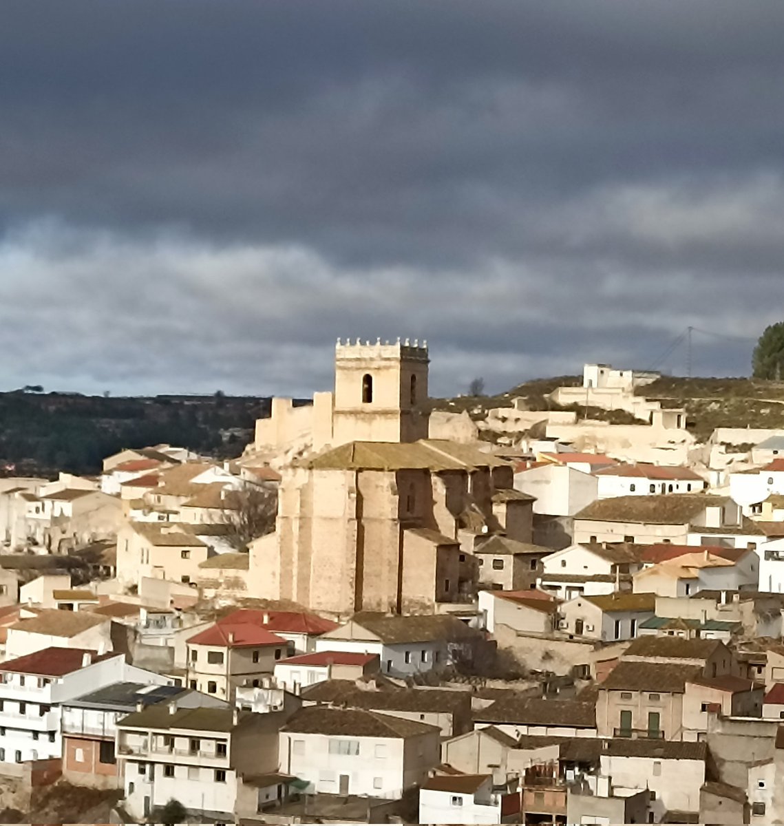 Buenas noches
#letrasalacarta
Una luz perfecta. Una foto que es postal.
No hay retoques. Es natural.
Cada detalle, cada ventana, cada teja. Un castillo, unas nubes. La historia.
Una foto perfecta. Luz de postal.Momentos únicos y mágicos, en un instante para guardar.
#microcuento
