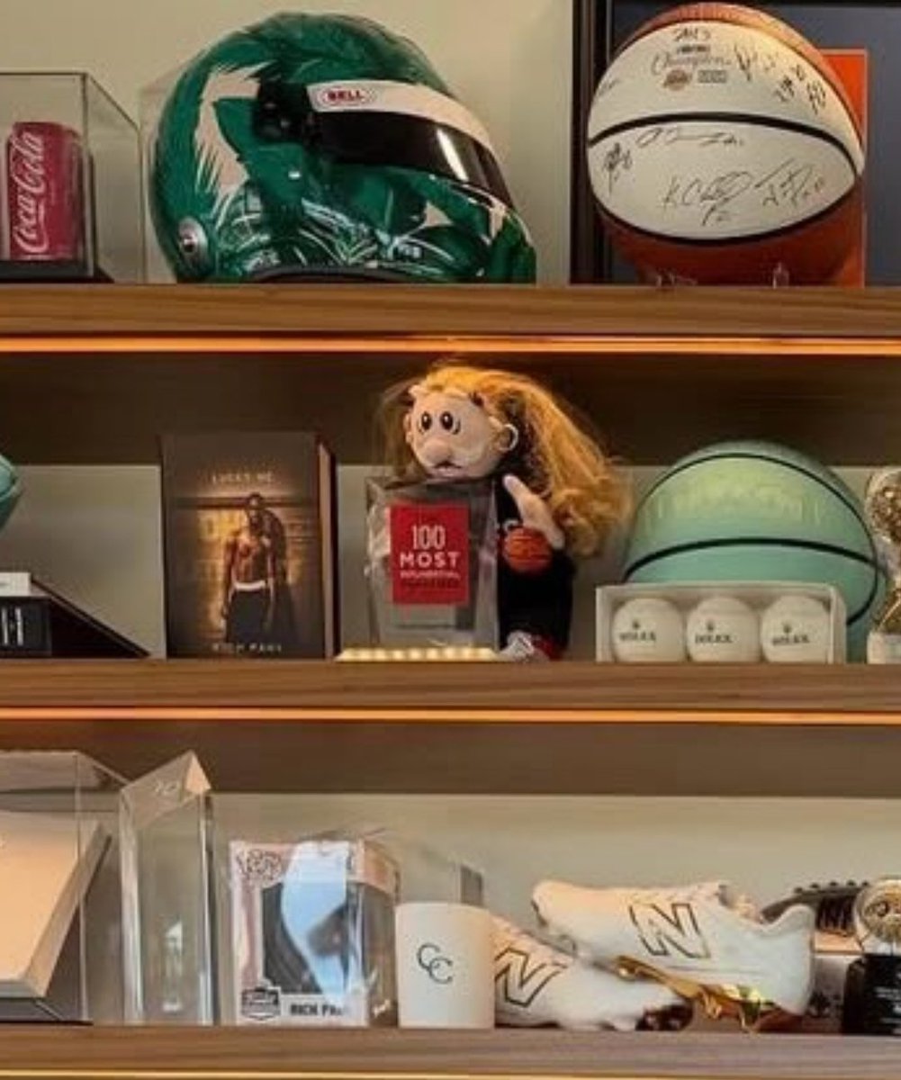 Adelettes2's tweet photo. Rich Paul in his office 🏬  An Adele Simi doll is on his shelf with his many accomplishments 🥺♥️ https://t.co/CmZmLm7JHK