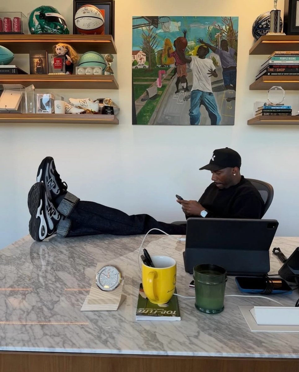Adelettes2's tweet photo. Rich Paul in his office 🏬  An Adele Simi doll is on his shelf with his many accomplishments 🥺♥️ https://t.co/CmZmLm7JHK