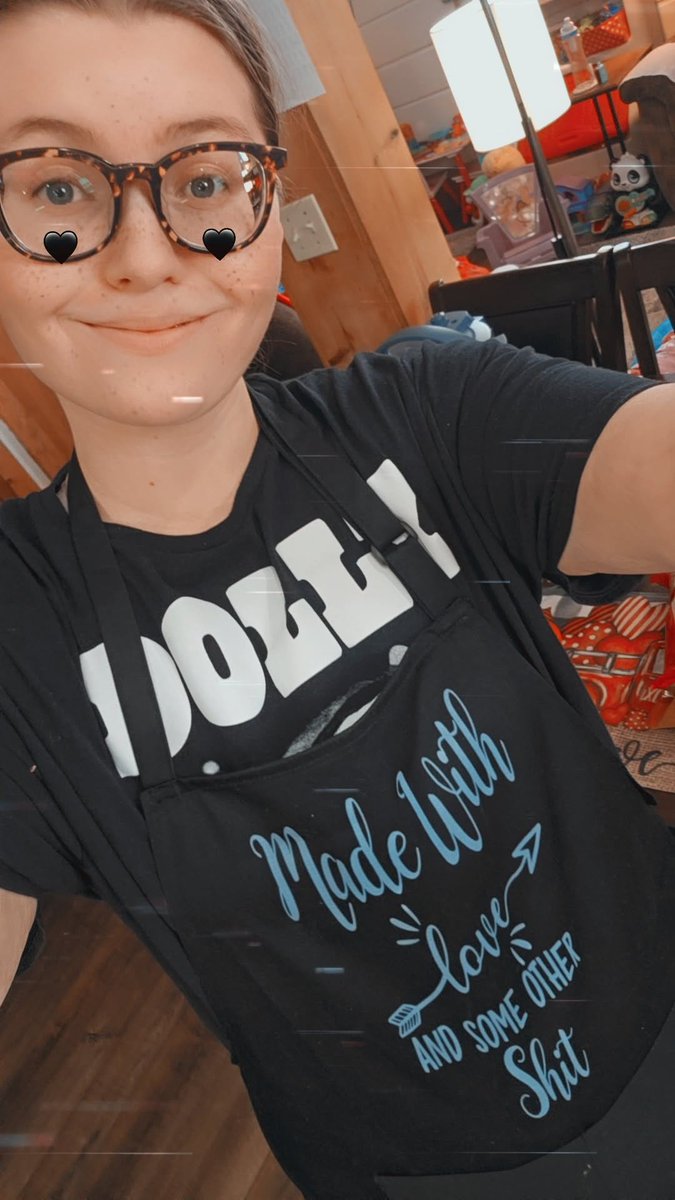 MollyStrmCsr's tweet photo. Shootout to my Mama for the new apron, I think it suits me fine 🤣 https://t.co/eIFK5lwVw4