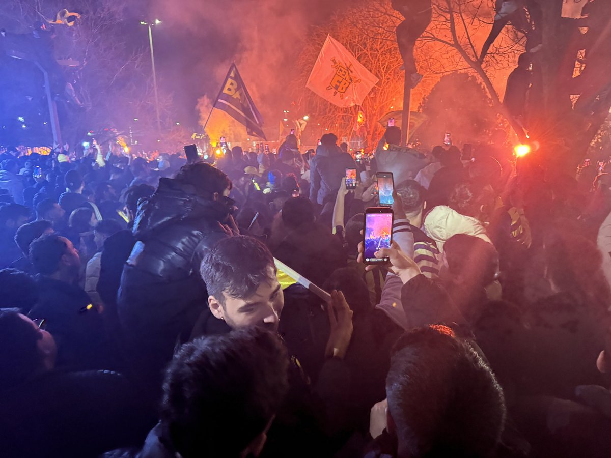 inanılmaz bir kalabalık, inanılmaz bir coşku. 

anısı kalsın burada.. 🇫🇷🌟