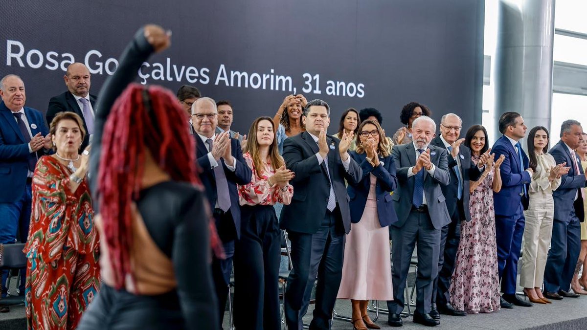 LulaOficial's tweet photo. A cada dia, quatro mulheres são vítimas de feminicídio no Brasil.

Significa que a cada seis horas uma mulher é assassinada pelo simples fato de ser mulher. Significa que, da hora que saímos hoje de casa até este momento, uma mulher teve a vida interrompida com violência. Só pelo fato de ser mulher.

Uma amiga querida, uma colega, uma vizinha que enfrentava dupla jornada de trabalho para alimentar os filhos. Uma mulher, uma menina, uma adolescente.

Segundo uma pesquisa feita pelo Senado, 27% das mulheres brasileiras declararam ter sofrido algum tipo de violência doméstica ou familiar em 2025.

Neste exato momento, enquanto assinamos este Pacto, uma mulher está sendo agredida. Com tapas, socos, chutes, sufocamento, golpes, puxões de cabelo, pontapés e ofensas. Arrastadas por carros, feridas no asfalto, desfiguradas sob o testemunho de câmeras de elevador.

Tantas Tainaras, Fernandas, Catarinas, Ritas, Marias, Alanes, Laíses…

Mulheres impedidas de viver, pelo simples fato de serem mulheres. De dizerem não a um relacionamento. De exercerem o direito de decidir sobre suas próprias vidas, e reconfigurar rotas que não lhes servem mais.

O feminicídio afronta as estruturas de prevenção e combate, e vem crescendo de forma assustadora no país.

É inaceitável que mulheres continuem sendo espancadas e assassinadas todos os dias sob o olhar de uma sociedade que peca por omissão. Que se cala diante de cenas cotidianas de abuso e violência.

É preciso deixar bem claro: qualquer sinal de maus tratos na rua, gritos na vizinhança, abusos e intolerância no ambiente de trabalho. Cada gesto de violência é um feminicídio anunciado.

Não podemos nos calar. Não podemos mais nos omitir, fingir que não temos nada a ver com isso, que em briga de marido e mulher não se mete a colher.

Pois nós estamos e vamos meter a colher, sim.

📸 @ricardostuckert