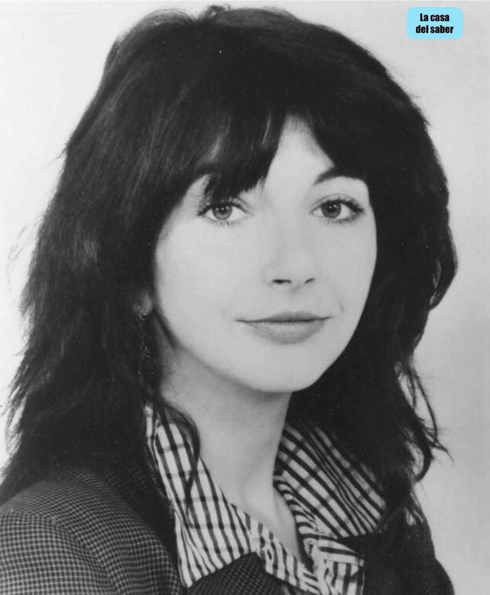 musicandsoularg's tweet photo. Tenía 19 años cuando le dijo a su discográfica:
«O sacan mi canción de fantasma o me voy».
Creyeron que estaba fanfarroneando.
No lo estaba.

Londres, 1977

Kate Bush está sentada frente a los directivos de EMI Records, una de las discográficas más poderosas del mundo.
Es una adolescente.
Acaba de firmar contrato.
Desconocida.
Su primer álbum ni siquiera ha salido todavía.

No tiene ningún poder.

Salvo uno: sabe exactamente quién es.

Los directivos están inquietos.
Kate ha escrito una canción que no entienden.
Se llama «Wuthering Heights», inspirada en la novela gótica del siglo XIX de Emily Brontë sobre un amor obsesivo y destructivo.

La canción está cantada desde el punto de vista del fantasma de Catherine Earnshaw, suplicando en una ventana, desesperada por reencontrarse con Heathcliff.

La voz de Kate se eleva en un soprano casi operístico que la radio nunca había escuchado.
La producción es exuberante, teatral, inquietante.
Sin guitarras.
Sin ritmo disco.
Sin estructura pop clásica.

No se parece a nada de 1977.

Y es precisamente por eso que EMI quiere enterrarla.

Demasiado extraña.
Demasiado aguda.
Demasiado literaria.
Las radios la rechazarán.
Los directivos tienen otra canción en mente para el primer sencillo algo más seguro, más vendible, que no ponga en riesgo todo su álbum debut.

Kate escucha sus argumentos y responde:

Si no lanzan Wuthering Heights como sencillo, no lanzaré el álbum

La sala queda en silencio

Una chica que amenaza con retener su primer álbum frente a una de las discográficas más grandes del mundo.

Así no funcionaba la industria en 1977.
Las artistas femeninas no daban ultimátums
Seguían los consejos
Hacían concesiones

Kate dijo NO

EMI tenía que elegir:
creer que estaba fanfarroneando o que hablaba en serio.

Eligieron creerle

El 20 de enero de 1978, Wuthering Heights sale como primer sencillo

Los locutores de radio quedan desconcertados.
El público nunca había oído nada igual: esa voz etérea cantando la historia de un fantasma golpeando una ventana, llamando desde los páramos de Yorkshire.

El video muestra a Kate bailando descalza, vestida de rojo, moviéndose con una extrañeza casi sobrenatural

La crítica se divide
Algunos hablan de pretensión
Otros ven algo revolucionario

Pero el público no necesitó opiniones

En pocas semanas, la canción escala
En marzo alcanza el número 1, donde permanece 4 semanas consecutivas

Kate Bush, con 19 años, se convierte en la primera artista británica en llegar al número uno con una canción escrita por ella misma

No una versión
No un tema fabricado para ella
Su visión
Sus palabras
Su negativa a ceder

Pero Kate no quería convertirse en una estrella pop convencional.

En 1979 lanza el Tour of Life, una gira teatral revolucionaria que redefine el concierto:
vestuario, bailarines, narración.
No era solo música.
Era arte.

Luego dejó de girar.
Para siempre.

Nunca volvió a salir de gira.
Ni en los años 80, 90, 2000.

Se retiró no por miedo, sino porque encontró algo más valioso que la fama: el control total de su creación.

Mientras otros seguían las tendencias, Kate se encerró en su estudio.
En 1985 publicó Hounds of Love, con la canción Running Up That Hill.

Una obra maestra.

Siempre se negó a hacer giras.

Durante décadas, trabajó según sus propias reglas.

Y entonces, en 2022, ocurrió lo imposible.

Running Up That Hill se volvió viral gracias a Stranger Things.
Adolescentes descubrieron a Kate Bush.

En junio de 2022, la canción volvió al número 1 en UK

Kate, con 63 años, se convirtió en la mujer de mayor edad en alcanzar el primer puesto con una canción escrita por ella misma.

La misma que había sido la más joven.

Kate nunca jugó según las reglas.
Y por eso cambió la música para siempre.

La industria quería que hiciera concesiones.
Ella les pidió que confiaran.

Ellos se equivocaron.
Ella tenía razón.

45 años después, su canción de fantasma sigue resonando.

Fuente: BBC ("How Kate Bush’s Wuthering Heights changed pop music forever", 2022)