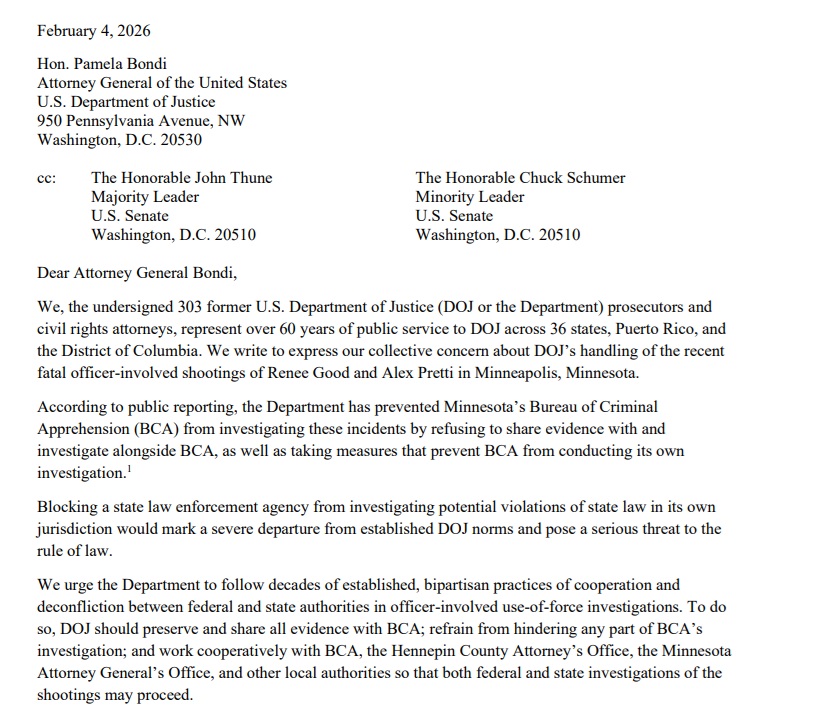 MacFarlaneNews's tweet image. 300+ former Justice Dept attorneys ask Pam Bondi to allow local investigators to probe Alex Pretti &amp;amp; Renee Good killings

They argue blocking state/local agencies from investigating potential violations of state law in their own jurisdictions "poses a threat to the rule of law"