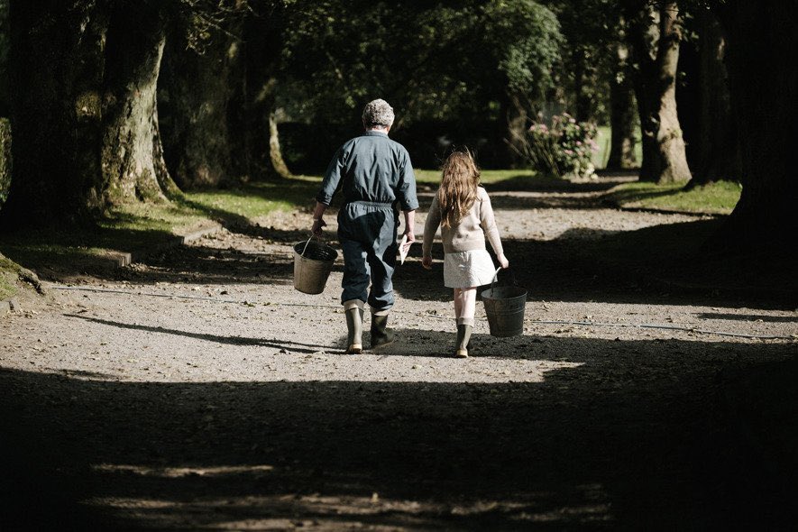 Dommage qu’il passe si tard ce soir car c’est un beau film qui mérite d’être vu, mais il est déjà dispo sur Arte, The Quiet Girl de Colm Bairéad raconte une bouleversante histoire de renaissance pour une enfant mal aimée et la famille qui l’accueille le temps d’un été réparateur.
