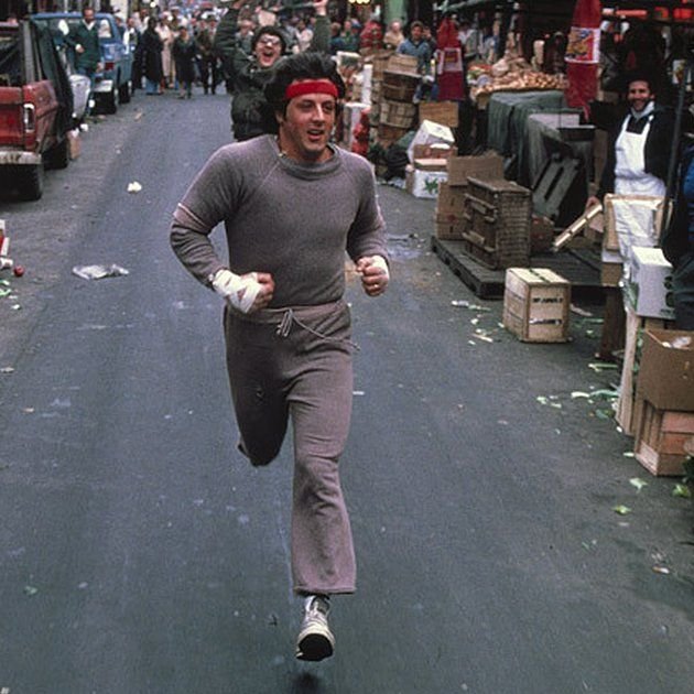 Rocky no trata de ganar.
Trata de no rendirse cuando ya no hay razones.

Por eso duele tanto verla.
Y por eso casi nadie entiende su mensaje real.

Aquí van las lecciones que la mayoría ignora: