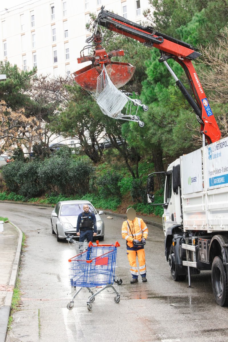 PMMarseille's tweet photo. Hier au Plan d’Aou et à la Bricarde, opération coordonnée BTP Nord, brigade motorisée, Scooters Nord, poste de proximité Loubon et brigade canine. Objectif : présence, dialogue, cadre de vie. Bilan : 2,1t d’encombrants, 69 m² de tags, 3 MEF, 9 PVE 👮🏽👮🏼‍♀️ https://t.co/mIpWMxPdqt