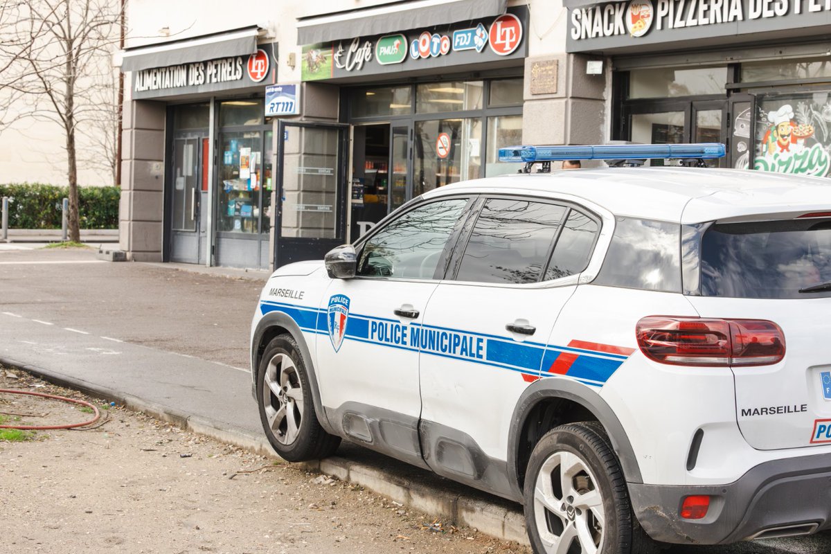 PMMarseille's tweet photo. Hier au Plan d’Aou et à la Bricarde, opération coordonnée BTP Nord, brigade motorisée, Scooters Nord, poste de proximité Loubon et brigade canine. Objectif : présence, dialogue, cadre de vie. Bilan : 2,1t d’encombrants, 69 m² de tags, 3 MEF, 9 PVE 👮🏽👮🏼‍♀️ https://t.co/mIpWMxPdqt