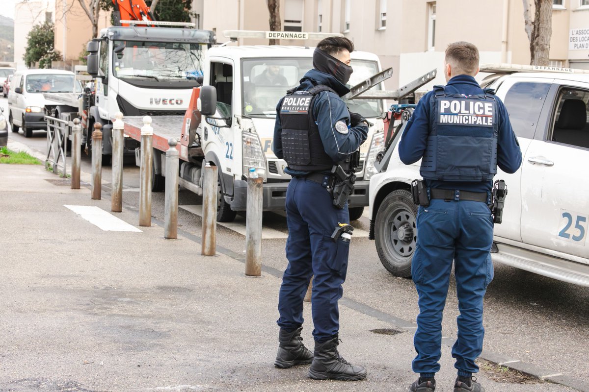 PMMarseille's tweet photo. Hier au Plan d’Aou et à la Bricarde, opération coordonnée BTP Nord, brigade motorisée, Scooters Nord, poste de proximité Loubon et brigade canine. Objectif : présence, dialogue, cadre de vie. Bilan : 2,1t d’encombrants, 69 m² de tags, 3 MEF, 9 PVE 👮🏽👮🏼‍♀️ https://t.co/mIpWMxPdqt