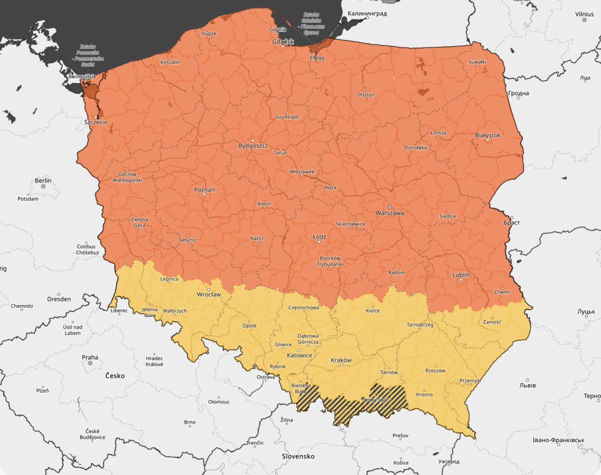 thepolandnews_'s tweet photo. POLSKA ZAMIENI SIĘ W LODOWISKO

IMGW ostrzega przed marznącymi opadami deszczu, które mogą powodować gołoledź. W wielu regionach Polski obowiązują alarmy pierwszego i drugiego stopnia. Najtrudniejsze warunki prognozowane są m. in. na północy i w centrum kraju. https://t.co/bXC9eAbKbm