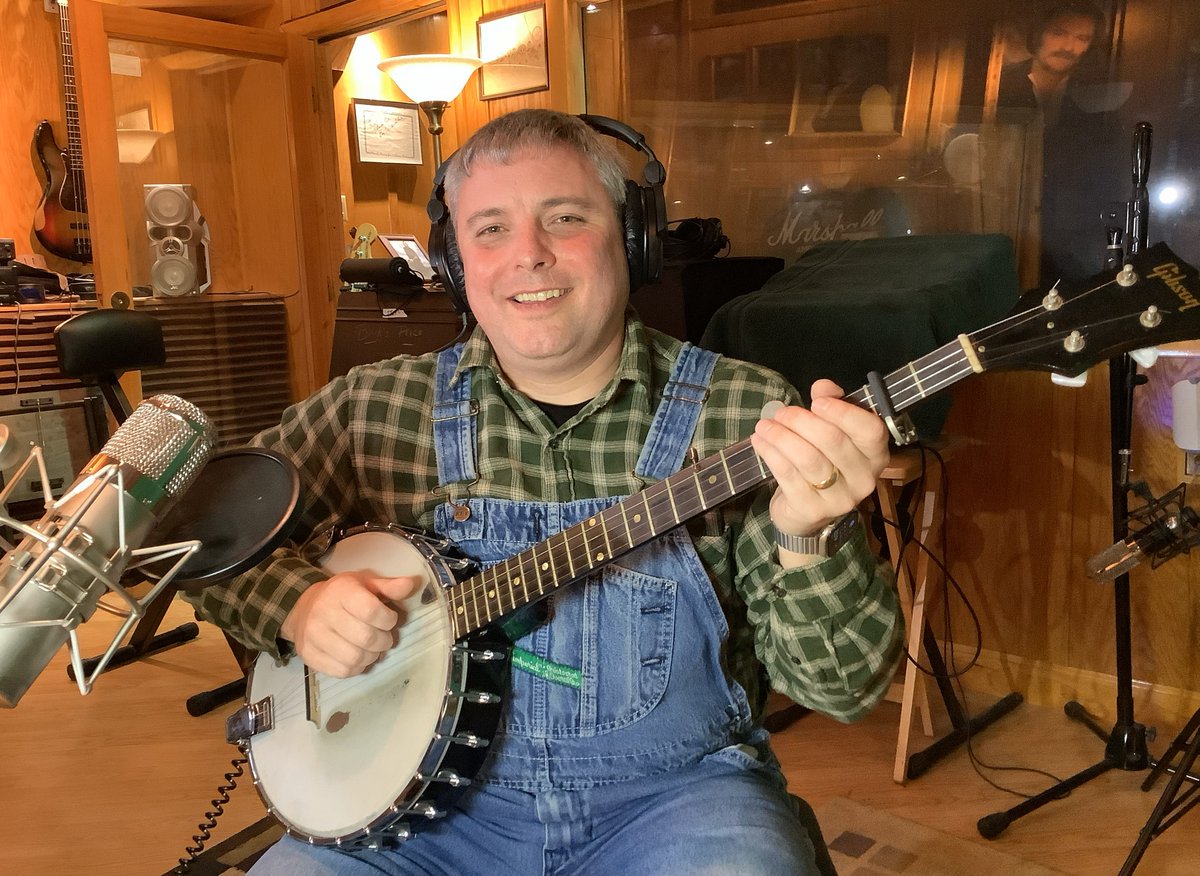 🪕Banjo stylist Robert Montgomery, a multi-instrumentalist and singer hailing from Moulton, Alabama adds his spark to Randall Franks’s A Zippedy Doodle Day : American Folk Songs honoring the legacy of Doodle and the Golden River Grass. 🏆
The 2004 Old-Time Banjo National Champion
