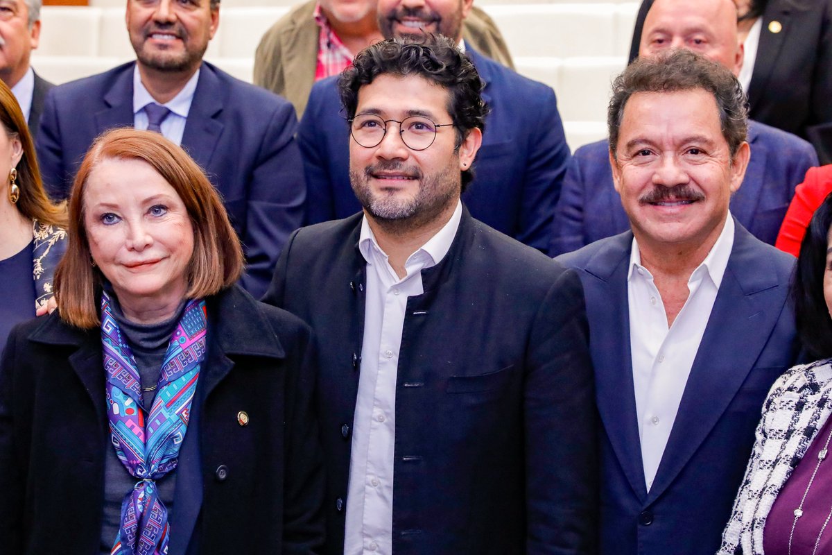 LauraI_Castillo's tweet photo. En el @senadomexicano recibimos a @marathb, secretario de @STPS_mx, para dialogar sobre el avance de la reforma a la semana laboral de 40 horas. Si se aprueba, será un paso hacia una vida más digna para la fuerza, el corazón y el sudor de nuestro país: las y los trabajadores mexicanos.