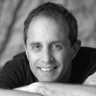 Te extraño más que nunca y no sé qué hacer
Despierto y te recuerdo al amanecer
Espera otro día por vivir sin ti
El espejo no miente, me veo tan diferente
Me haces falta tú