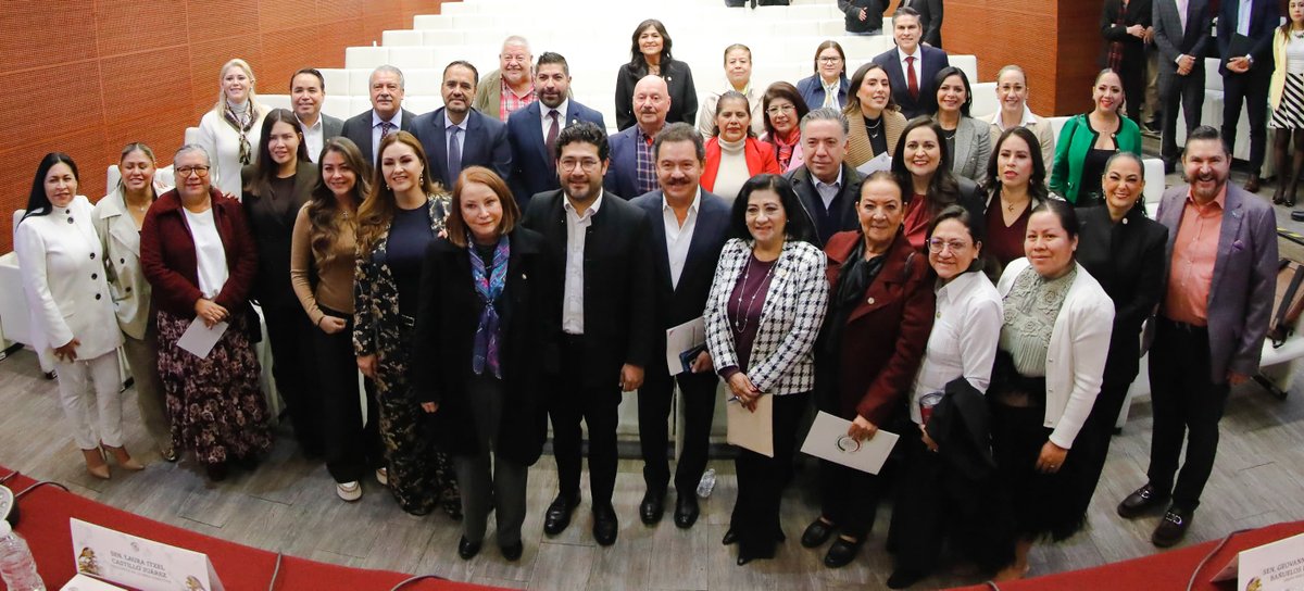 LauraI_Castillo's tweet photo. En el @senadomexicano recibimos a @marathb, secretario de @STPS_mx, para dialogar sobre el avance de la reforma a la semana laboral de 40 horas. Si se aprueba, será un paso hacia una vida más digna para la fuerza, el corazón y el sudor de nuestro país: las y los trabajadores mexicanos.