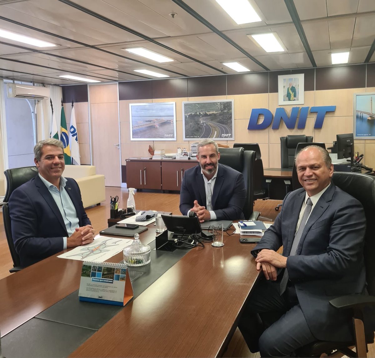No DNIT com diretor geral Fabricio e diretor  Luis Guilherme recebi a confirmação de que os projetos do Contorno Sul Metropolitano estão todos  entregues.  Vamos agendar com o ministro Renan Filho a data para a ordem de serviço.