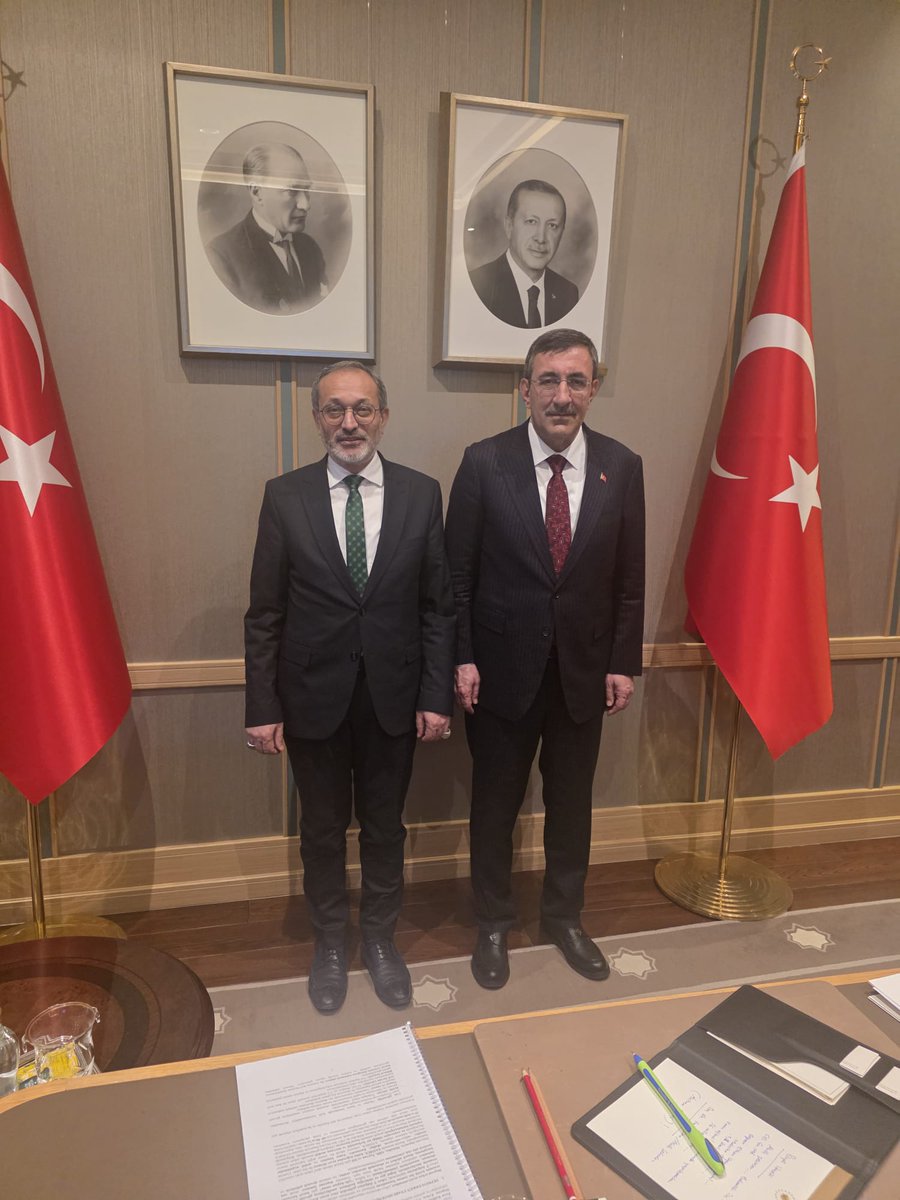 bingoledu2007's tweet photo. Bingöl’ün Depreme Dirençli Geleceği Külliyede Sunuldu

Cumhurbaşkanı Yardımcısı Dr. Cevdet Yılmaz, Cumhurbaşkanlığı Külliyesi'nde Bingöl Belediye Başkanı Erdal Arıkan, Bingöl Üniversitesi Rektörü Prof. Dr. Erdal Çelik ve beraberindeki heyeti kabul etti.

Gerçekleştirilen kabule, Bingöl Belediyesi ile Bingöl Üniversitesi proje ekipleri de katıldı. Kabulde; Bingöl Belediyesi, Bingöl Üniversitesi ve Fırat Kalkınma Ajansı iş birliğinde yürütülen Deprem Erken Uyarı Sistemi, Deprem İzleme Merkezi ve Akıllı Şehir Projeleri kapsamındaki çalışmalar ele alındı. Bu çerçevede, proje ekibinde yer alan Doç. Dr. Fatma Esen ile Dr. Öğr. Üyesi Kenan Akbayram tarafından projelerde gelinen mevcut aşamalar, oluşturulan teknik ve kurumsal altyapı, uygulama süreçleri ile önümüzdeki dönemde hayata geçirilmesi planlanan faaliyetler hakkında Sayın Cumhurbaşkanı Yardımcısı Dr. Cevdet Yılmaz’a kapsamlı bir sunum yapıldı.

Ayrıca afet risklerinin azaltılması, şehir güvenliğinin artırılması ve dijital dönüşüm odaklı akıllı şehir uygulamalarının Bingöl’ün sürdürülebilir kalkınmasına sağlayacağı katkılar değerlendirilerek, kurumlar arası iş birliğinin güçlendirilmesine yönelik görüş alışverişinde bulunuldu. Görüşme, iyi dilek ve temennilerle sona erdi.
