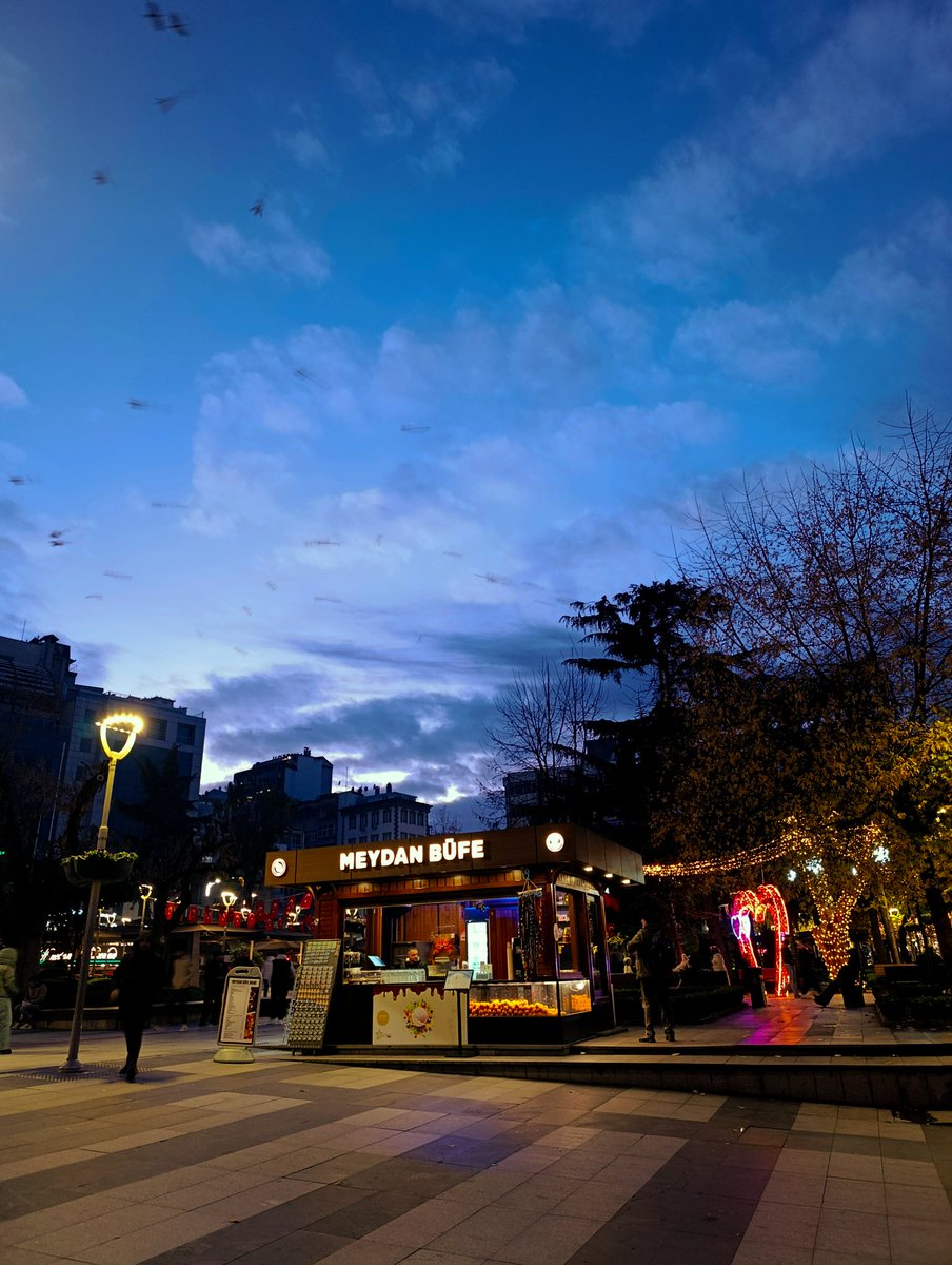 Akşamları bir roman gibi biterdi...