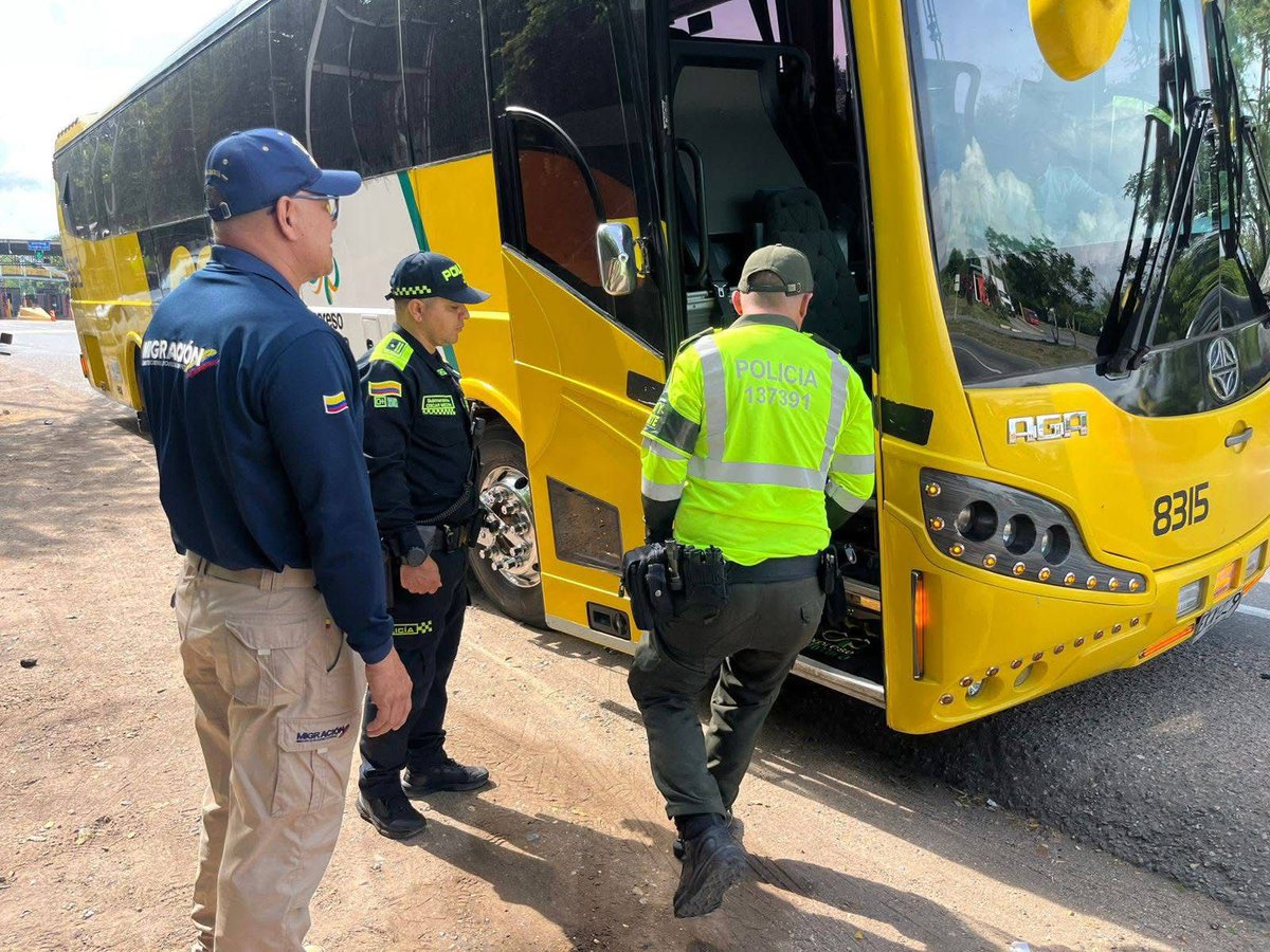 ProteccionPonal's tweet photo. En #Ibagué fortalecemos las rutas seguras con acciones de sensibilización en los corredores viales de la capital musical 🎶🚦.
 #TurismoSeguro https://t.co/0l0vHA35zM
