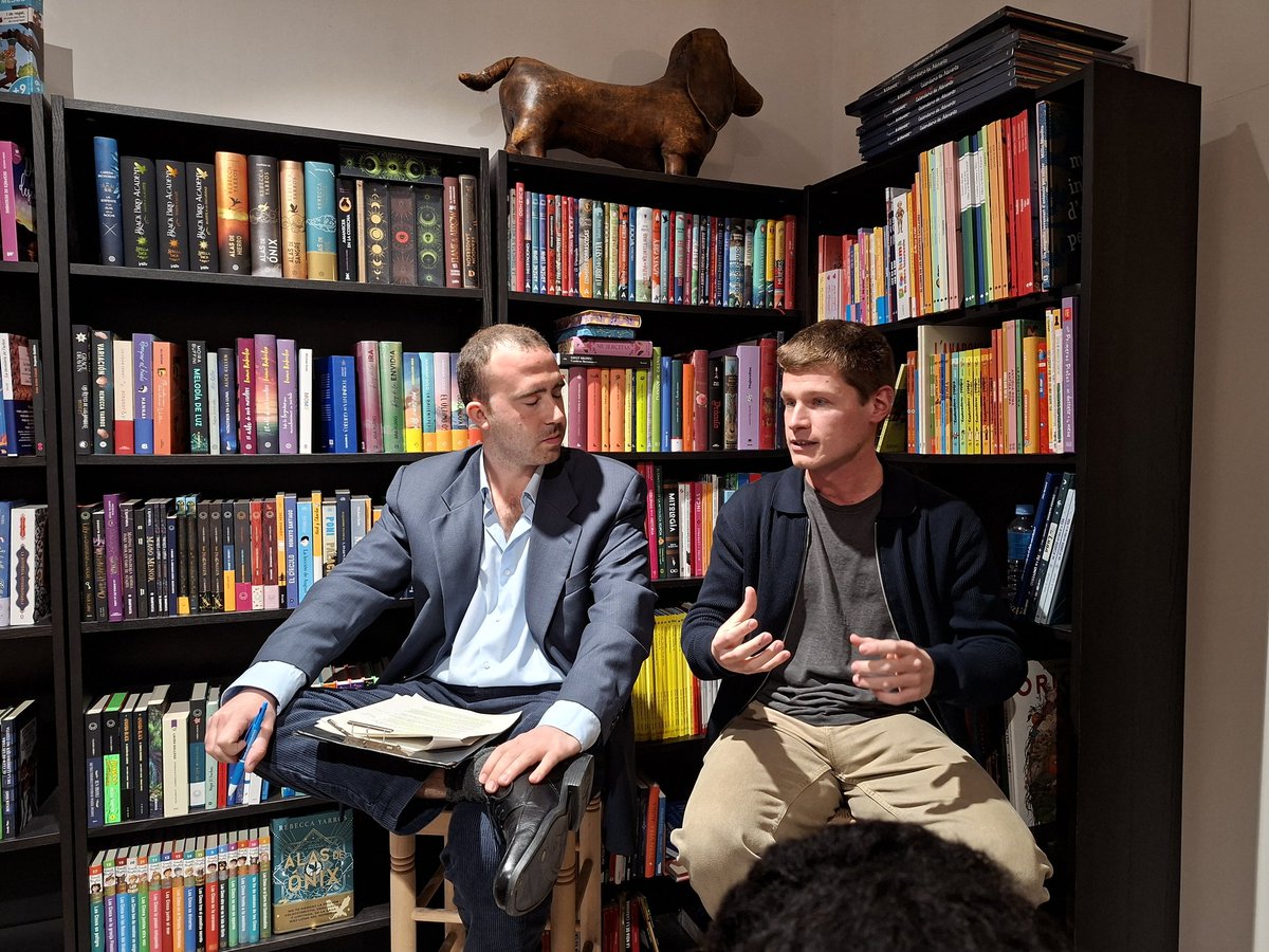 velesivents_ed's tweet image. Presentació de l'Emili Rambla a @Cal_Llibreter amb @rocmilac i @simo_cat ! 🛫