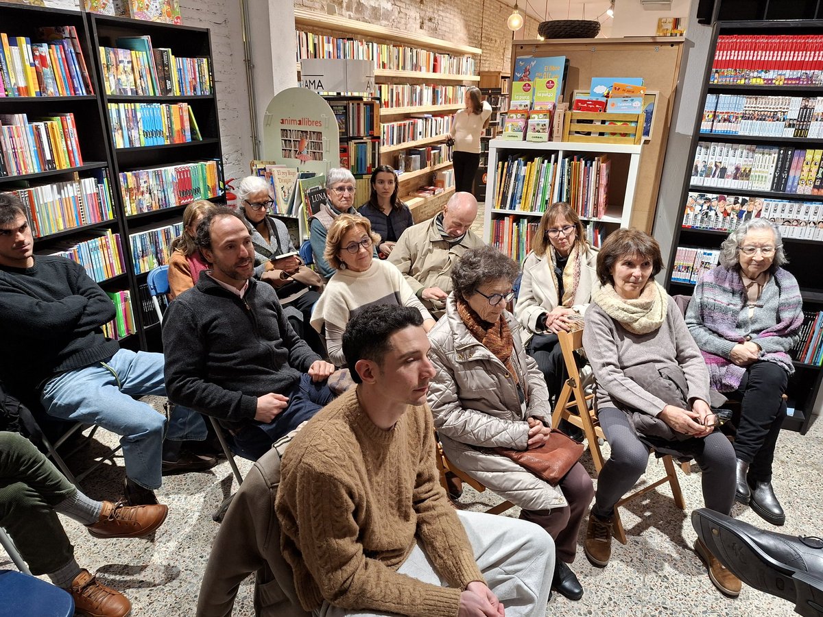 velesivents_ed's tweet image. Presentació de l'Emili Rambla a @Cal_Llibreter amb @rocmilac i @simo_cat ! 🛫