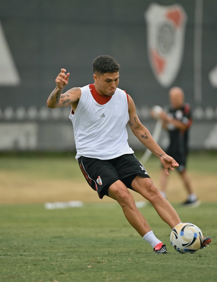 pmonumental's tweet image. La pelota siempre al 10 ⚽️🪄