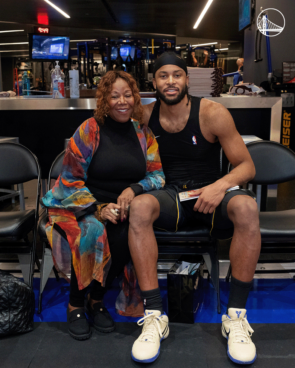 warriors's tweet image. Following last night's game, in celebration of Black Heritage Night and the NBA's celebration of Black pioneers throughout Black History Month, the Warriors had the honor of meeting Civil Rights icon Ruby Bridges.

In 1960, at just six years old, Ruby helped change the course of…