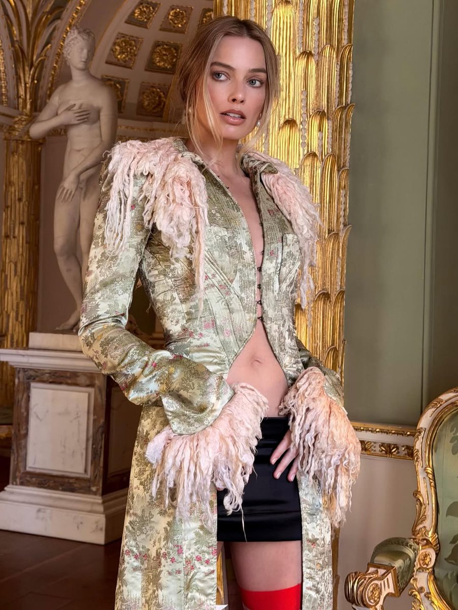 MargotRobbieBR's tweet image. Margot Robbie x John Galliano 1992 x O Morro dos Ventos Uivantes ❤