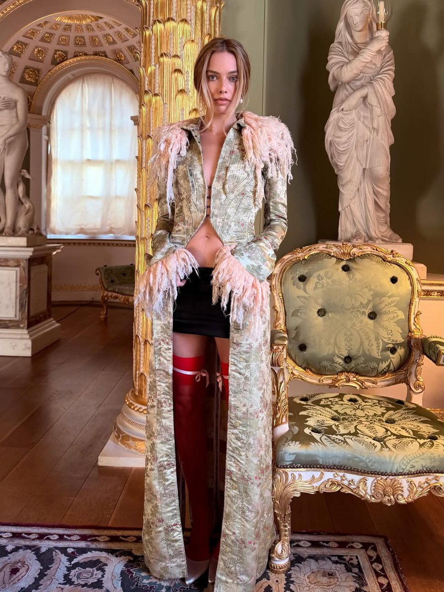 MargotRobbieBR's tweet image. Margot Robbie x John Galliano 1992 x O Morro dos Ventos Uivantes ❤