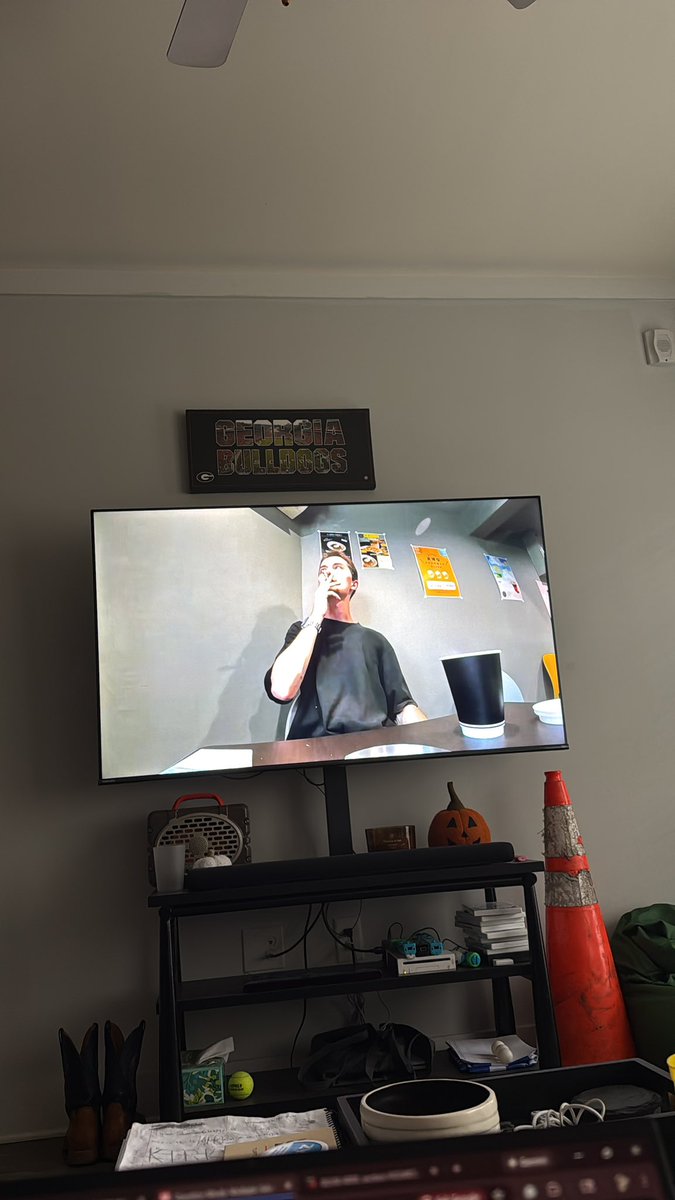 Metrothoom's tweet image. Smoking a bowl while watching this guy smoke. Yup