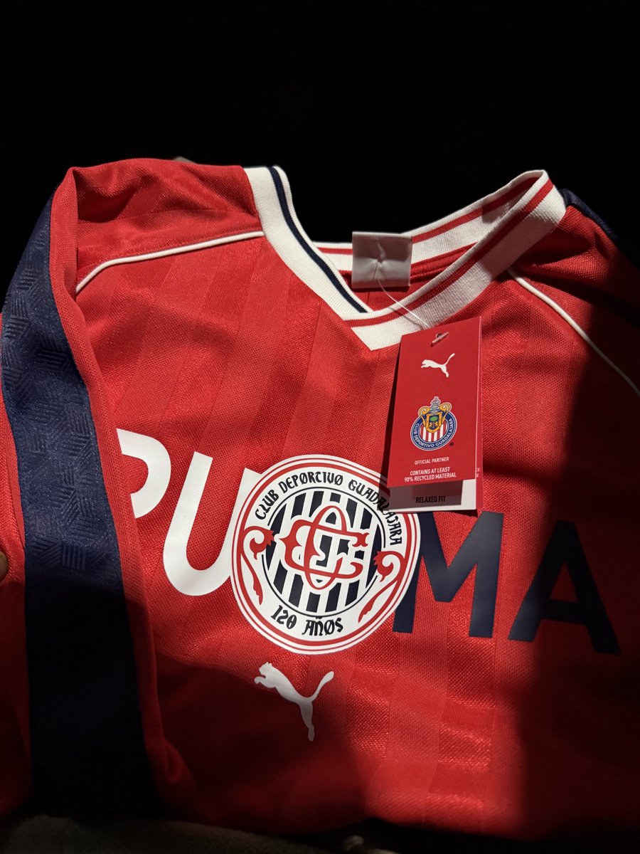 Hay mucha confusión. Déjenme explicar con Peras y Manzanas.... Cómo ya mencionó mi compita <a href="/futboltuber/">Futboltuber</a> , Puma estará lanzando previo al jersey conmemorativo una línea CASUAL de los 120 años, de la cual forma parte ésta camiseta roja y una azul también.