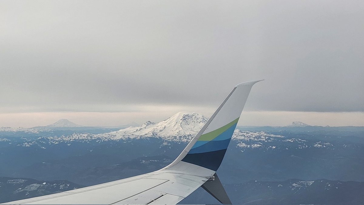WhidbeyWXGuy's tweet photo. Just landed in Denver. I was able to get Mount Rainier, Mount St. Helens, Mt. Adams, and Mt. Hood all in one picture while on the flight! https://t.co/Pyir0VKV9L