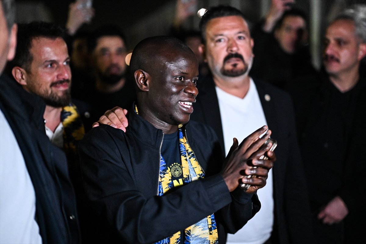 N'golo Kante: "Selamınaleyküm. Sizi bu saatte havalimanına getiren neden olduğum için hepinizden özür diliyorum."