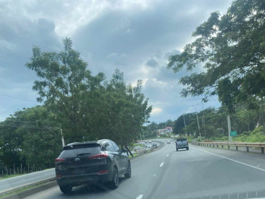 #DenunciaCiudadana
Un vehículo sin placas fue detenido por agentes de tránsito en el peaje de Chongon, después de una buena charla y enseñarle algo en el celular le dijeron siga no más, continuó su camino por vía a la costa sin placas.