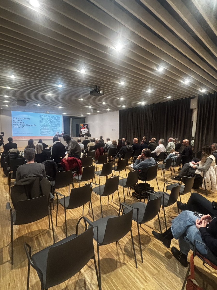 ppsmbcn's tweet image. Avui, al Consell de Barri del Clot i el Camp de l’Arpa, escoltant els veïns, que estan farts dels incompliments del govern de Collboni; volen que es facin realitat els anuncis de millores i de neteja que, malauradament, no es veuen als carrers. #LaBarcelonaSensata…