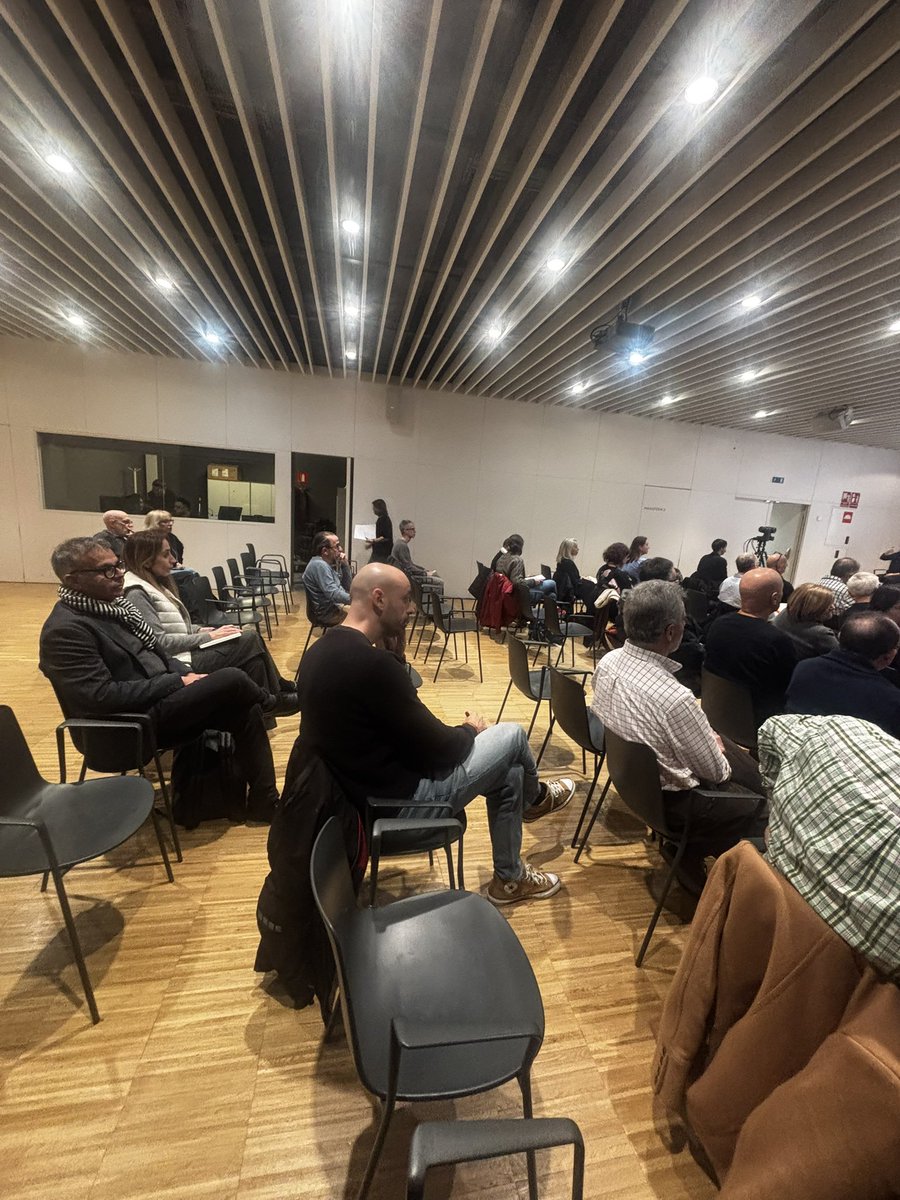 ppsmbcn's tweet image. Avui, al Consell de Barri del Clot i el Camp de l’Arpa, escoltant els veïns, que estan farts dels incompliments del govern de Collboni; volen que es facin realitat els anuncis de millores i de neteja que, malauradament, no es veuen als carrers. #LaBarcelonaSensata…