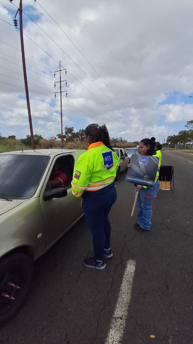 En el PAC Marhuanta de Ciudad Bolívar, los trabajadores del INTT concientizan sobre el uso correcto del cinturón de seguridad.