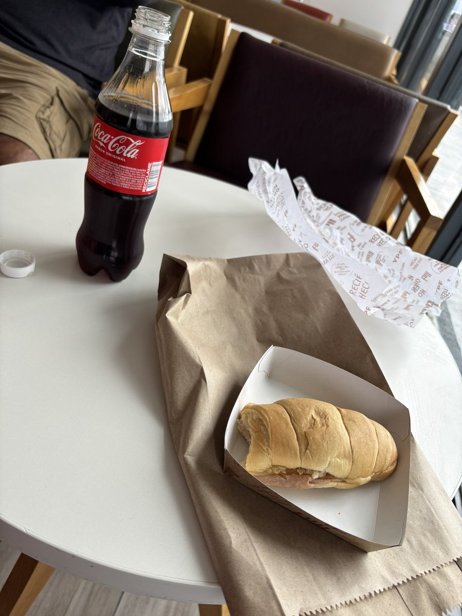 CASporting14's tweet image. nada mejor que bajar a estirar las piernas en una YPF y pedir una coca y un sandwichito de jamon y queso, PERFECCION