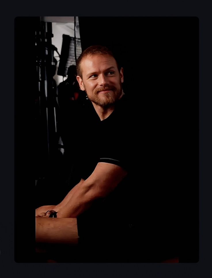 point_blank1959's tweet photo. BTS Sam Heughan at #theotherplace during his Macbeth assignment. A peculiar look, carefully nursed months in advance, that we'll keep in mind with respect. #SamHeughan #Macbeth2025 #thersc https://t.co/6s1jZDjQaU