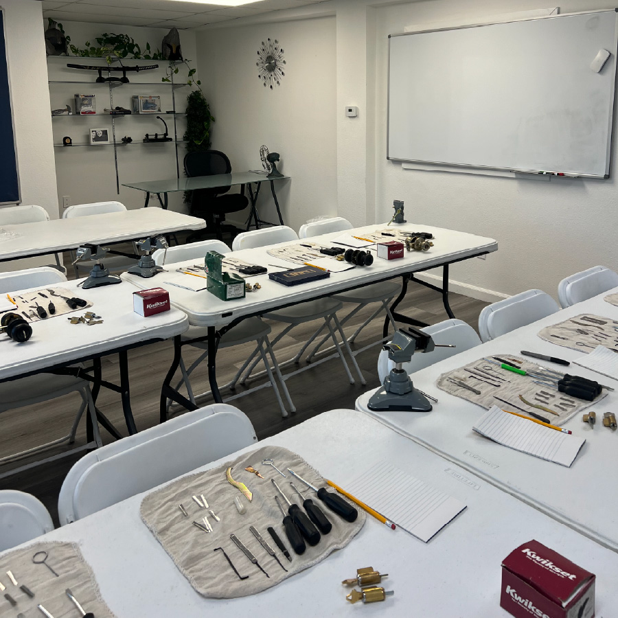 PACLOCK_USA's tweet image. Looking for hands-on locksmith training in Los Angeles? We were grateful to be part of L.A. Lock &amp;amp; Safe’s training class last weekend. Students rekeyed our UCS-CL30 cam locks and UCS-90A padlocks – and are now PROs in ELOK™ security! 

#Locksmith #PACLOCK #Education #LALock