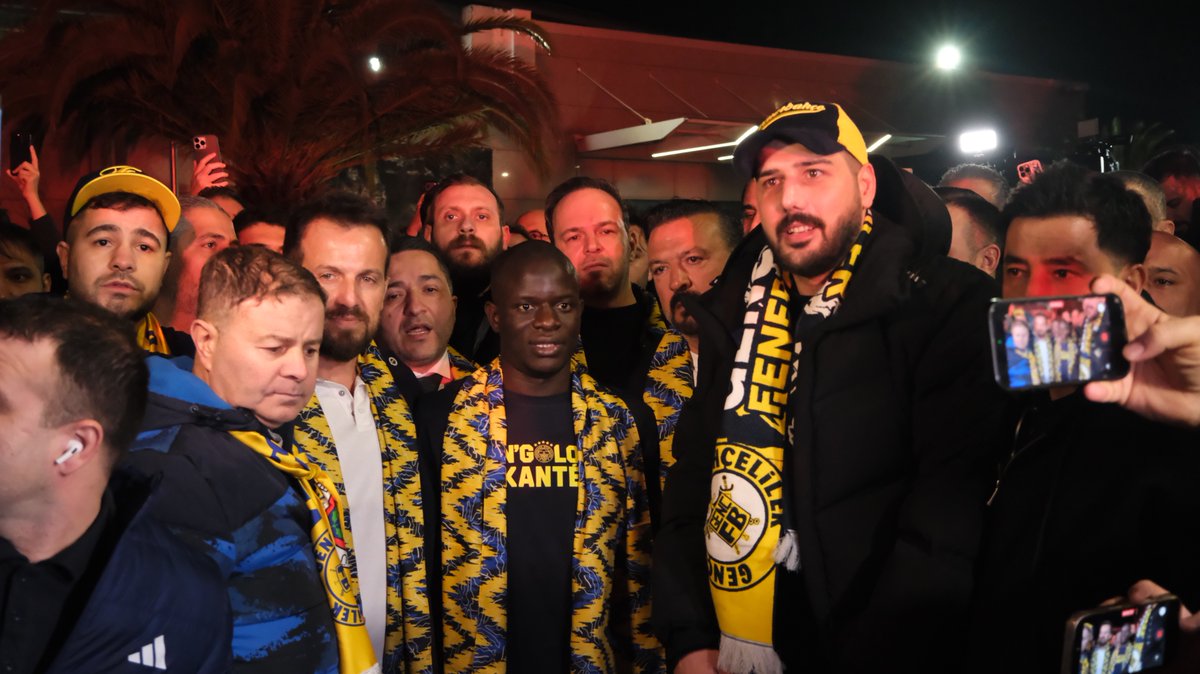 gencfborg's tweet photo. BİR DİK DURUŞA BU ŞEHRİ AYDINLATIR; 
ATEŞİMİZLE YAKARIZ DEMİŞTİK.

Welcome to our family, N’Golo! 👑 

#GençFenerbahçeliler https://t.co/OIBtBqMZ1V