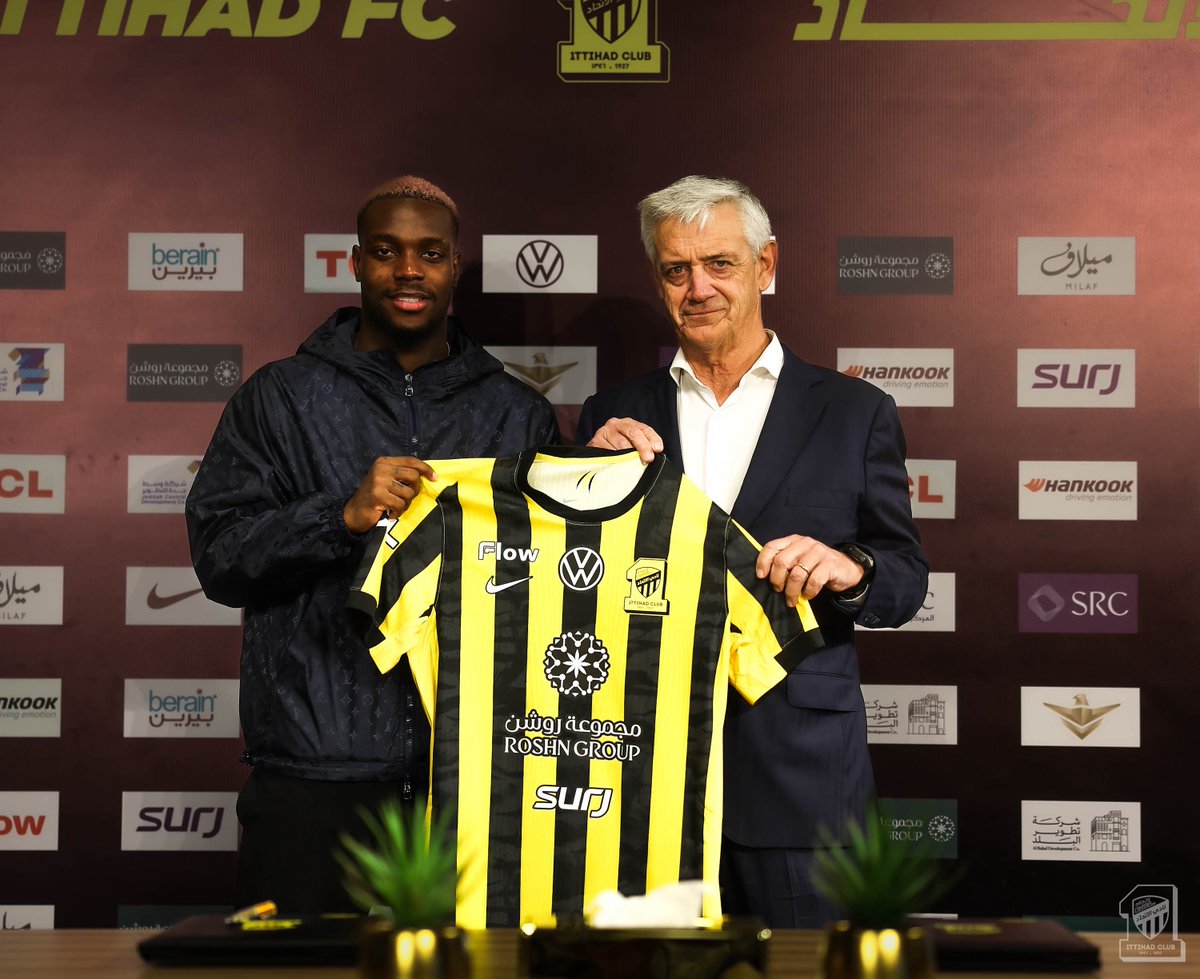 ittihad's tweet photo. 📝| الرئيس التنفيذي يوقع عقدَي انضمام النصيري وإيلينيكنا للاتحاد 🐅 https://t.co/teXFDIFBaY