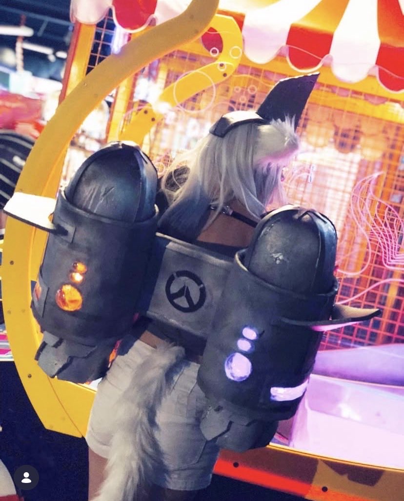Just wanted to share my Jetpack Cat cosplay from 2018 because I’m super excited thank you <a href="/PlayOverwatch/">Overwatch</a>
 😭😭😭😭