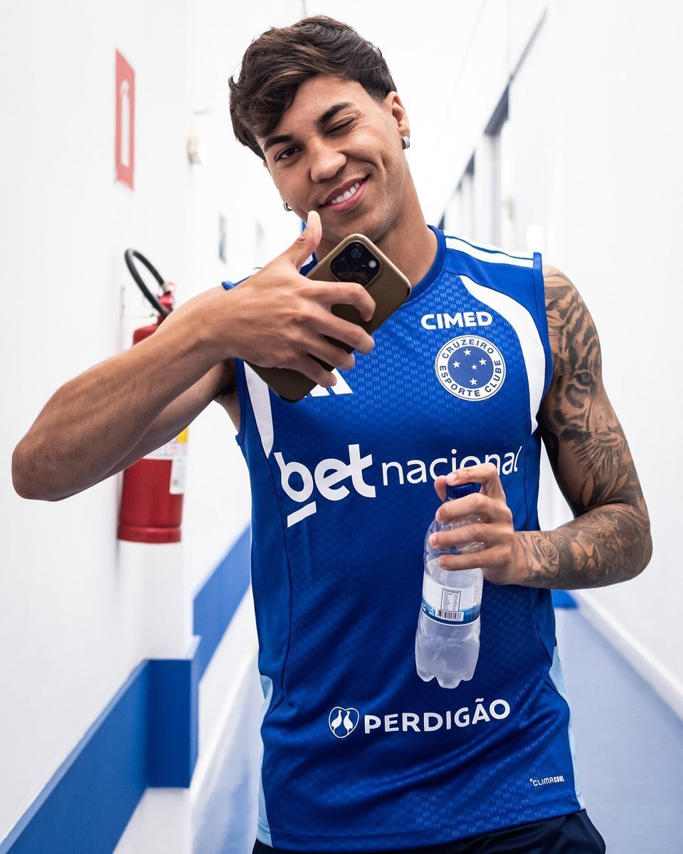 DiaDe_Cruzeiro's tweet photo. Se a diretoria falasse que precisava de vender o Kaio Jorge para equilibrar as finanças, seria mais fácil.

Nós não iríamos precisar de doar ninguém da base, manteríamos o time e teríamos dinheiro para contratar um zagueiro para ser titular.

Apostaríamos no Neyser e boa. https://t.co/kmjev1pBSX