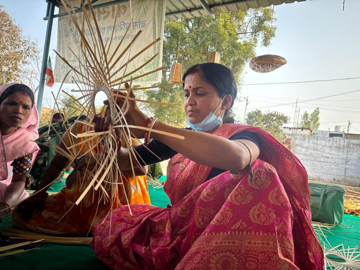 SearchResearch9's tweet photo. When #Bamboo  reaches the hands of an #artisan , it doesn’t remain just bamboo 🌿
It turns into beauty and livelihoods.
Artisans weave creativity, culture and dreams. 
Behind every craft piece there  is patience, passion, and #skill.
#Banskari
@IndiaDST @MPSBM15  @handicraftsdc https://t.co/n4vnERdFcO