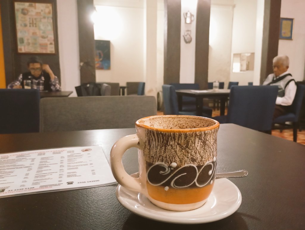 Vine por un café a un lugar donde viene puro pensionado 🤭 y no es el Madoka 😅.