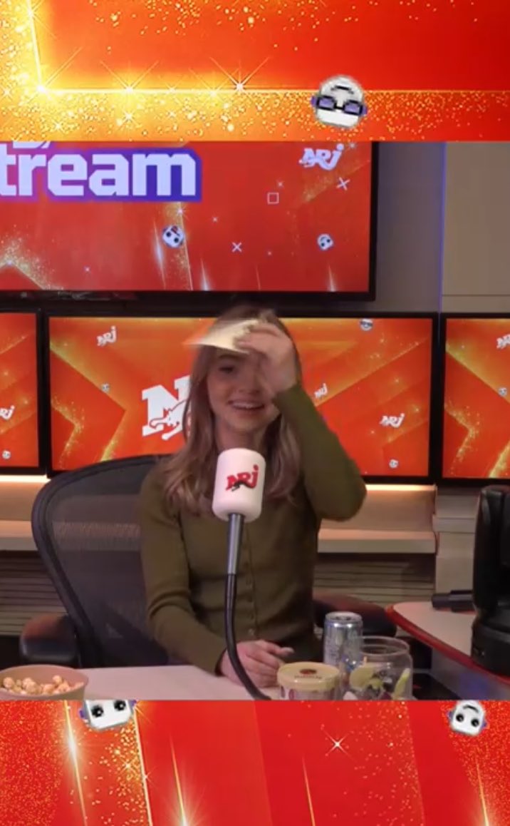 Vido292's tweet photo. Melissa: « est-ce que j’étais proche de cette personne ? »
Les autres: « ouais »🤪🤪
Melissa: « est-ce que j’étais très proche de cette personne ? » 
Les autres: « OUAIS » 😏😏
#StarAcademy #StarAcademyLeLive https://t.co/KLPK8ez8f8